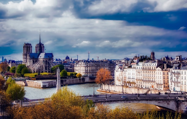 Care sunt principalele atracții turistice din Paris?
